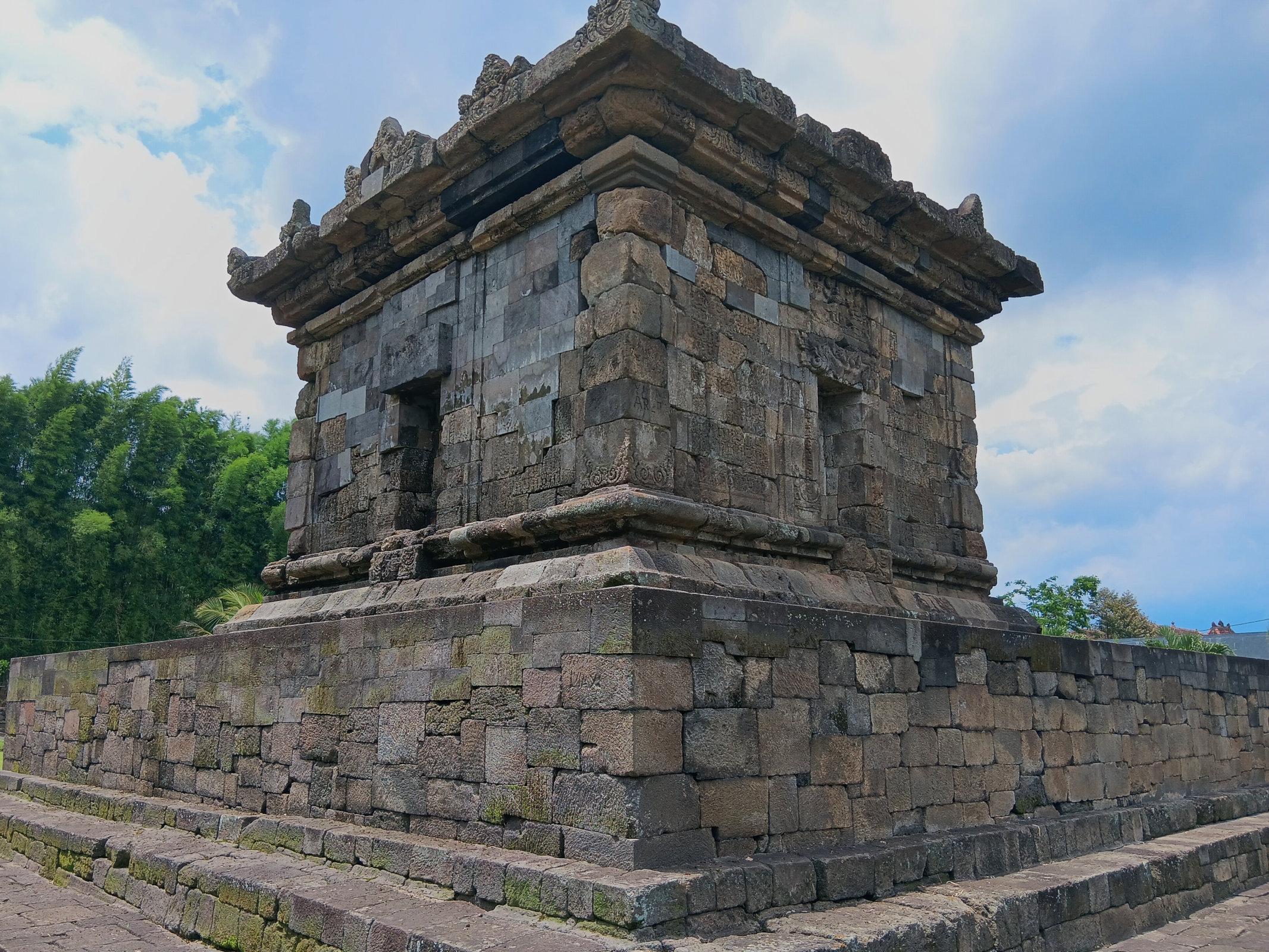 Looking at it from the corners.
The building itself seems to be made from large volcanic rocks.