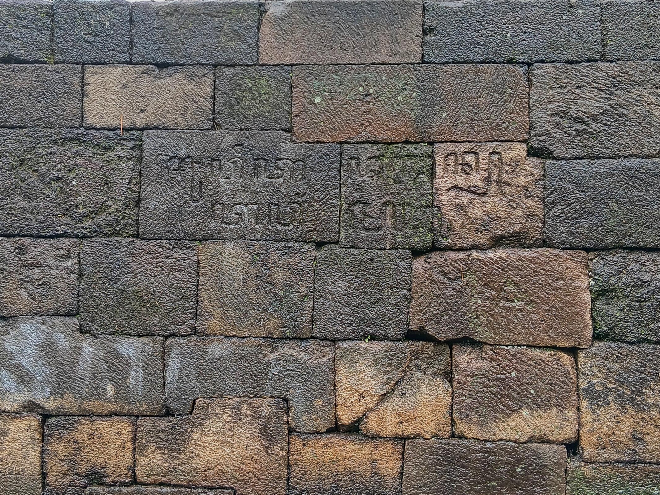 Some Javanese writing in one of the walls (can't read it sadly ;_;).